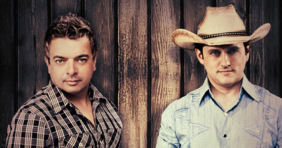 Dupla sertaneja Marcos & Claudio fazem show no Alfenas Show Bar